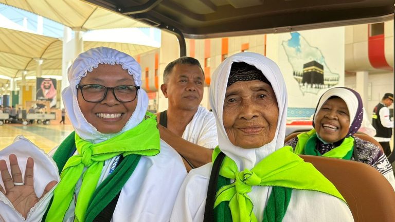 M. Musni dan Maryuning bersama para lansia yang dititipkan pada mereka