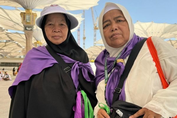 Rusianie (66) bersama temannya di masjid Nabawi saat usai salat asar