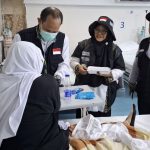 Dokter dan petugas kesehatan di KKHI Madinah sedang melayani jemaah haji yang dirawat