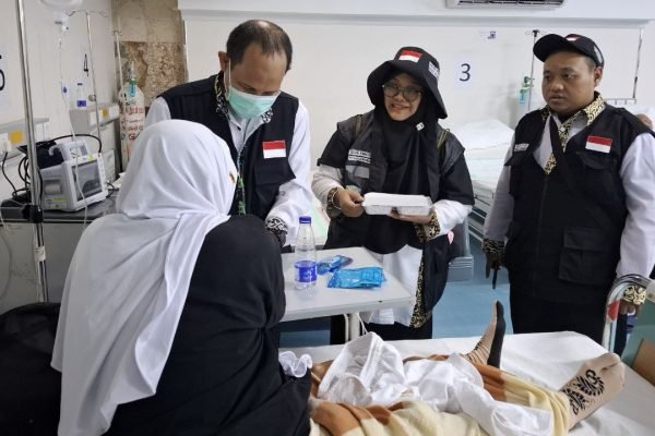 Dokter dan petugas kesehatan di KKHI Madinah sedang melayani jemaah haji yang dirawat