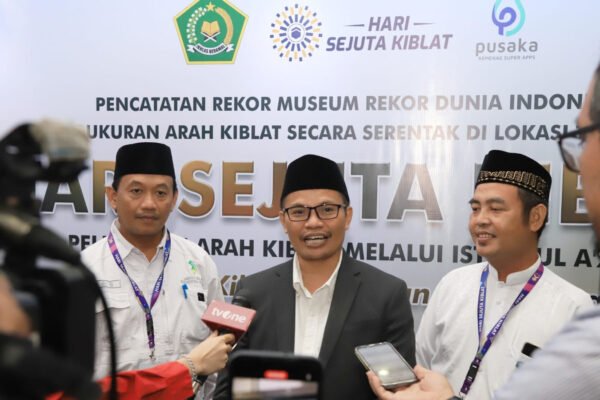 Direktur Urais Binsyar Adib (tengah)