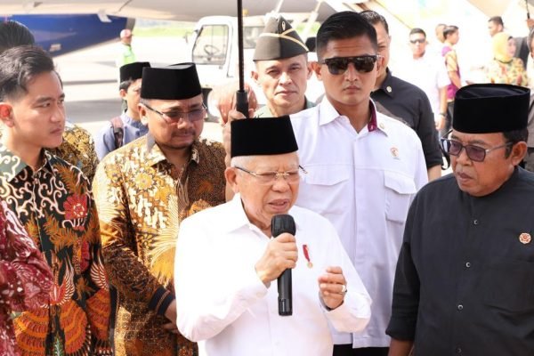 Wapres KH Ma’ruf Amin usai meninjau layanan fast track di Bandara Adi Soemarno Solo