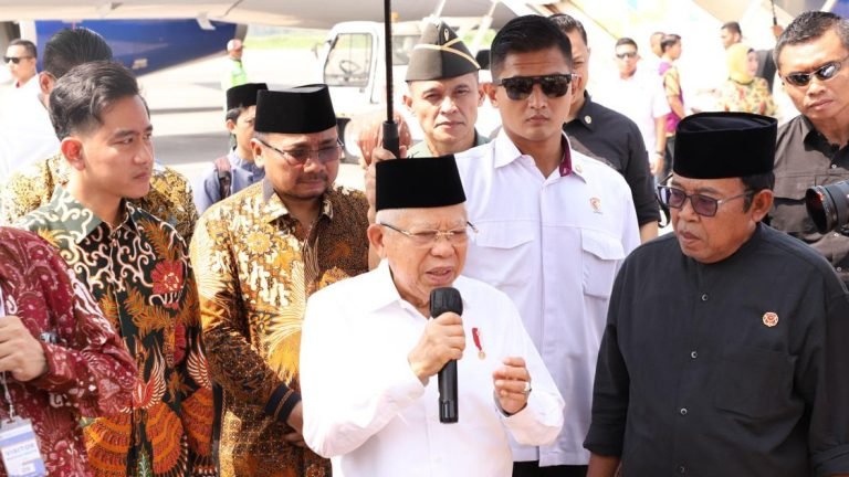 Wapres KH Ma’ruf Amin usai meninjau layanan fast track di Bandara Adi Soemarno Solo