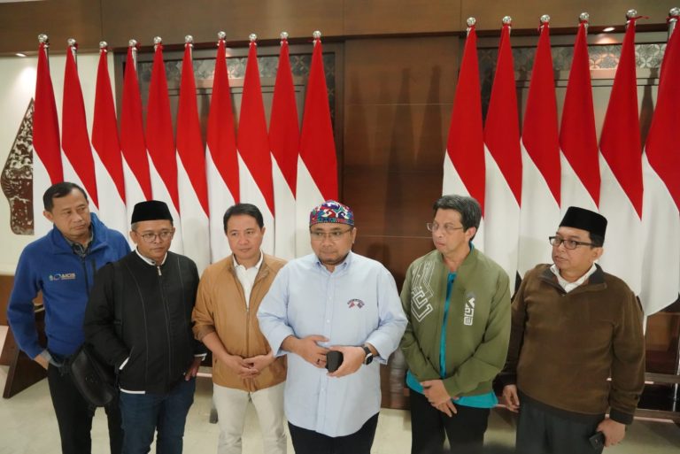 Menag Yaqut Cholil Qoumas di Bandara Soetta jelang bertolak ke Jeddah