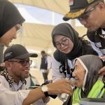 Yudi Mulyadi, seorang petugas haji dari bidang Pelindungan Jemaah (Linjam), tidak bisa menahan air matanya setelah menggendong seorang jemaah lansia ke dalam bus ketika kelompok terbang (kloter) 30 Embarkasi Jakarta-Pondok Gede (JKG-30) tiba di Bandara Internasional King Abdul Aziz (KAAIA) Jeddah, Sabtu (25/5/2024).