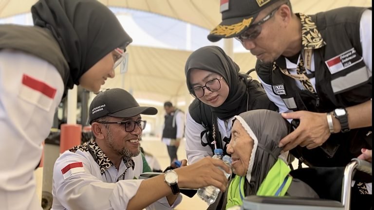 Pengorbanan dan Dedikasi Petugas Haji: Yudi Mulyadi dan Upaya Menyentuh di Bandara Jeddah