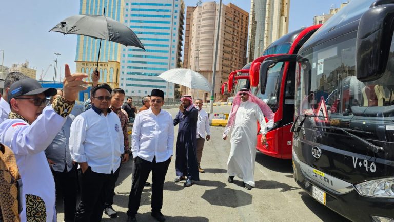 Menteri Agama Cek Kesiapan Layanan Haji di Makkah: Hotel, Bus, dan Katering