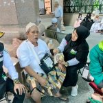 Petugas Haji Indonesia membantu jamaah