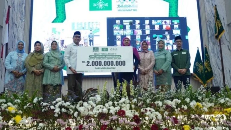 Penyerahan secara simbolis bantuan Muslimat NU untuk rakyat Palestina melalui NU Care-LAZISNU