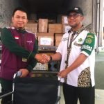 Kadaker Bandara, Abdillah saat menerima kiriman kursi roda