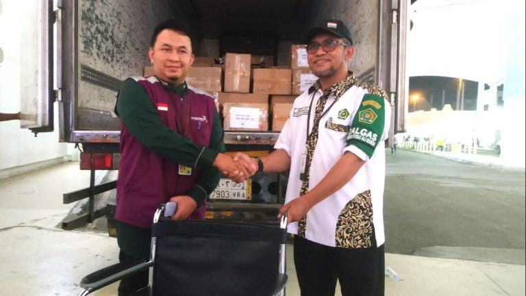 Kadaker Bandara, Abdillah saat menerima kiriman kursi roda