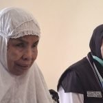 Nenek Sjajriah bersama petugas haji Hafida Jufri