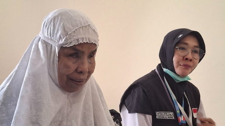 Nenek Sjajriah bersama petugas haji Hafida Jufri
