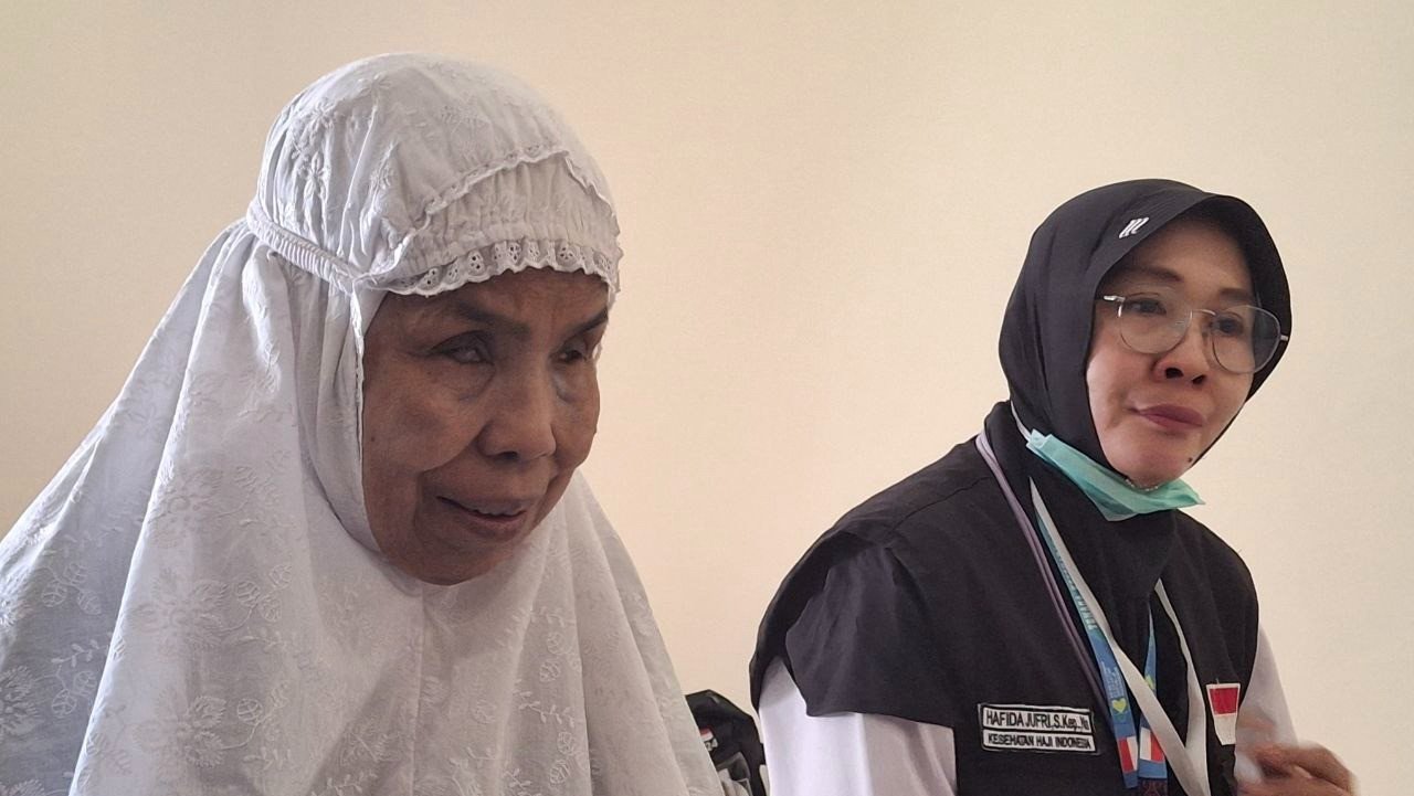 Nenek Sjajriah bersama petugas haji Hafida Jufri