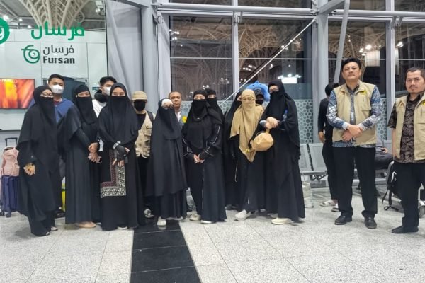 Tim Pelindungan Jamaah Haji KJRI Jeddah mendampingi pemulangan 34 WNI di Bandara Madinah.
