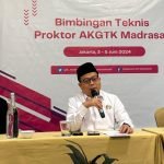 Direktur GTK Madrasah Thobib Al Asyhar (tengah)