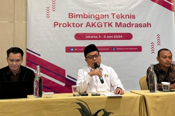 Direktur GTK Madrasah Thobib Al Asyhar (tengah)