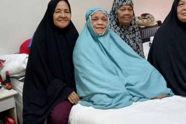 Keakraban dan Dukungan: Kisah Empat Jamaah Haji Lansia di Tanah Suci