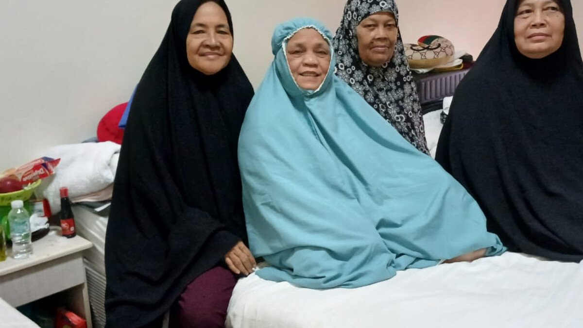 Keakraban dan Dukungan: Kisah Empat Jamaah Haji Lansia di Tanah Suci