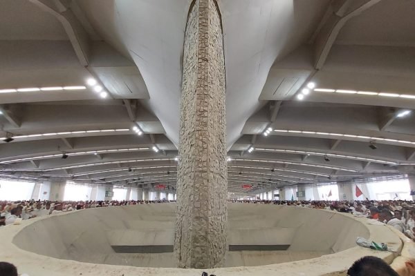 Jamaah haji 2023 sedang lontar jumrah