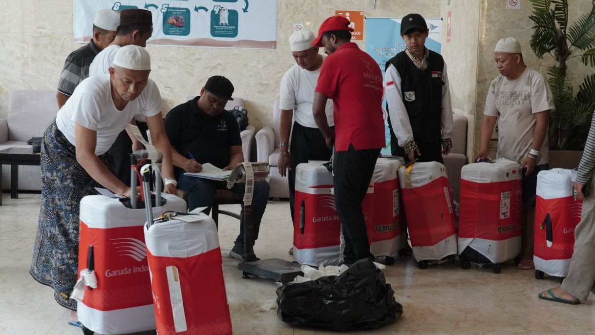 Petugas sedang menimbang koper para jemaah, Kamis (13/6/2024)
