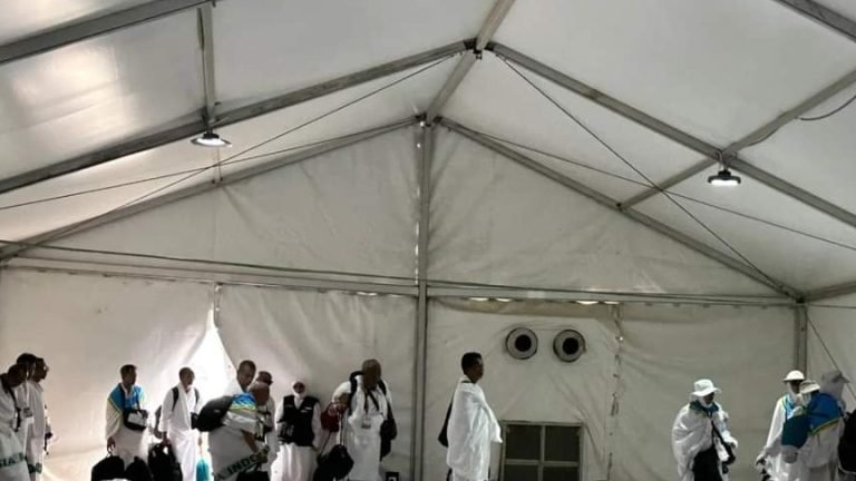 Jamaah mulai memasuki tenda di Arafah