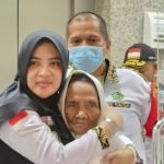 Jamaah safari wukuf lansia bersama petugas saat pemulangan dari Hotel Transit ke Hotel di Sektor Makkah