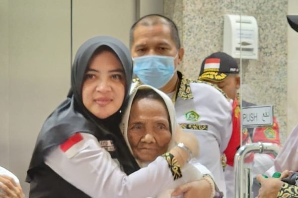 Jamaah safari wukuf lansia bersama petugas saat pemulangan dari Hotel Transit ke Hotel di Sektor Makkah