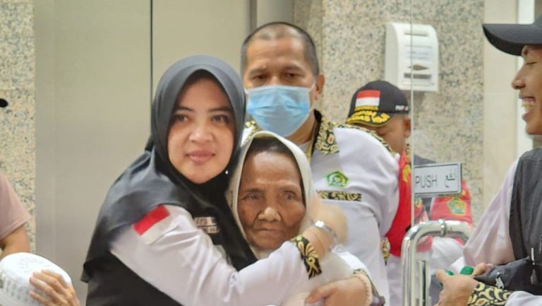 Jamaah safari wukuf lansia bersama petugas saat pemulangan dari Hotel Transit ke Hotel di Sektor Makkah