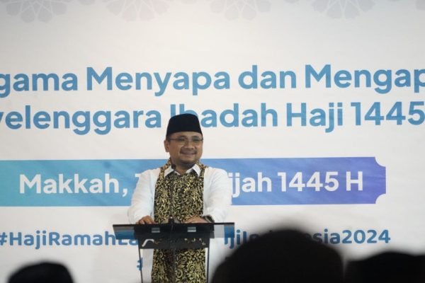 Menteri Agama Republik Indonesia, Yaqut Cholil Qoumas, memberikan penghargaan dan menyapa Petugas Penyelenggara Ibadah Haji (PPIH) di Makkah atas dedikasi mereka.