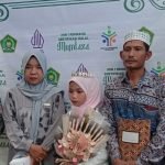 Shofia Khumairo (tengah) bersama kedua orang tua, Kakankemenag Kab. Rembang dan Kepala MIN 1 Rembang.