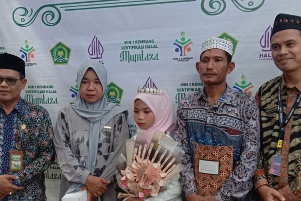 Shofia Khumairo (tengah) bersama kedua orang tua, Kakankemenag Kab. Rembang dan Kepala MIN 1 Rembang.