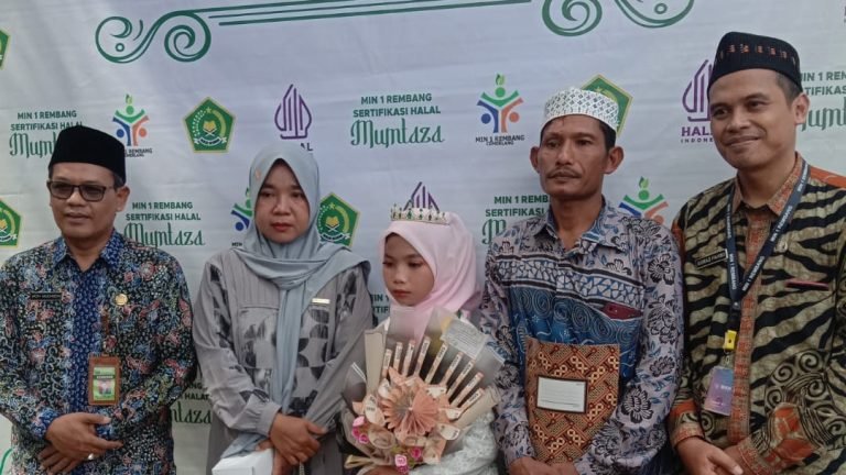 Shofia Khumairo (tengah) bersama kedua orang tua, Kakankemenag Kab. Rembang dan Kepala MIN 1 Rembang.