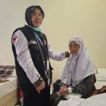 Perawat Hafida Jufri sedang menemui Djumrah Pattawi Talibe (88), jemaah lansia asal Pare-Pare, Sulawesi Selatan.