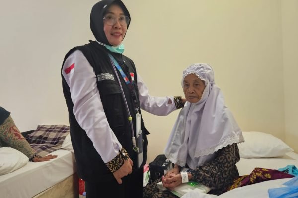 Perawat Hafida Jufri sedang menemui Djumrah Pattawi Talibe (88), jemaah lansia asal Pare-Pare, Sulawesi Selatan.