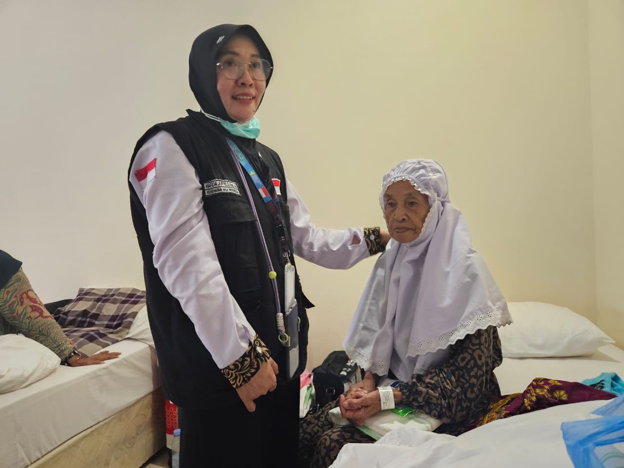 Perawat Hafida Jufri sedang menemui Djumrah Pattawi Talibe (88), jemaah lansia asal Pare-Pare, Sulawesi Selatan.