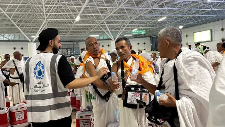 Senyum Mengembang Jamaah Haji Indonesia, Usai Terima Pembagian Air Zam-zam Gratis di Bandara Jeddah
