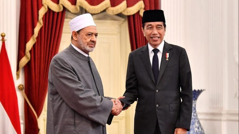 Presiden Joko Widodo menerima Grand Syekh Al Azhar di Istana Merdeka.