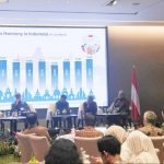 Dirjen Bimas Islam Kamaruddin Amin (berdiri)