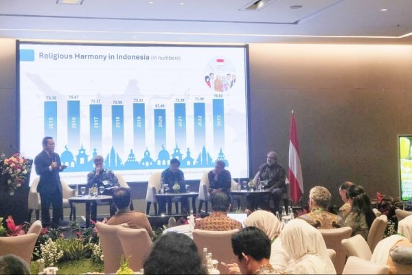 Dirjen Bimas Islam Kamaruddin Amin (berdiri)