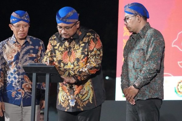 Menteri Agama Yaqut Cholil Qoumas (tengah) saat menandatangani peresmian STAHN Jawa Dwipa, di Solo