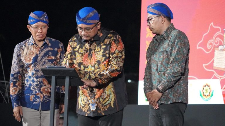 Menteri Agama Yaqut Cholil Qoumas (tengah) saat menandatangani peresmian STAHN Jawa Dwipa, di Solo
