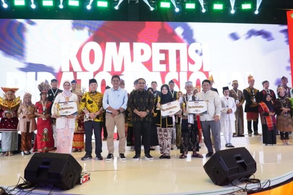 Menag Yaqut bersama peserta Kompetisi Pidato Nasional 2024