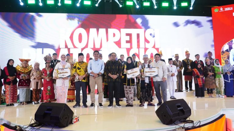 Menag Yaqut bersama peserta Kompetisi Pidato Nasional 2024