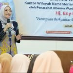 Penasehat Dharma Wanita Persatuan (DWP) Kementerian Agama RI Eny Retno Yaqut saat memberi pembinaan