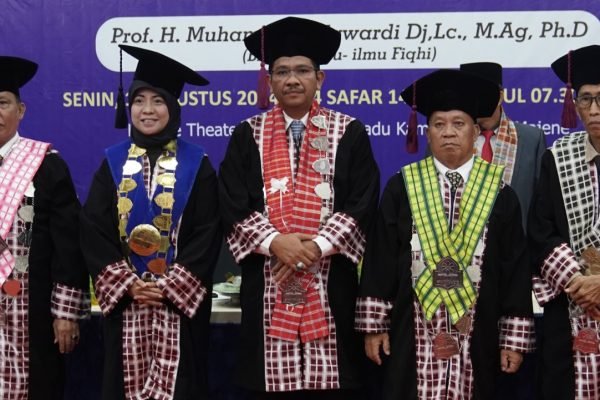 Sekolah Tinggi Agama Islam Negeri (STAIN) Majene kini memiliki tiga guru besar setelah para profesor ini dikukuhkan oleh Direktur Jenderal Pendidikan Islam Kementerian Agama, Abu Rokhmad, pada Senin (19/8/2024) di kampus STAIN Majene.