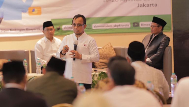 Tenaga Ahli Menteri Agama Bidang Analisis Pengembangan Kementerian dan Lembaga Mahmud Syaltout Syahidulhaq Qudratullah (berdiri)