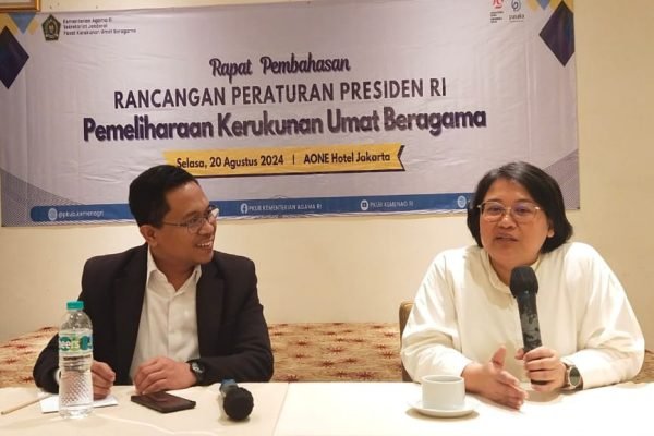 Jubir Kemenag Anna Hasbie, didampingi Kapus PKUB M Adib Abdushomad, dalam diskusi pematangan Raperpres Pemeliharaan KUB di Jakarta.