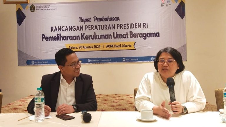 Jubir Kemenag Anna Hasbie, didampingi Kapus PKUB M Adib Abdushomad, dalam diskusi pematangan Raperpres Pemeliharaan KUB di Jakarta.