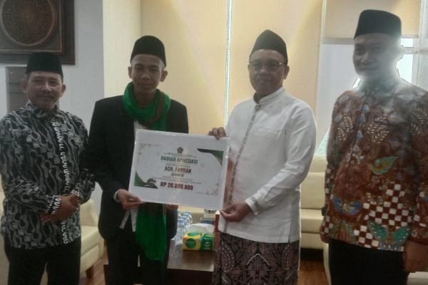 Ach. Farhan (19), juara III MHQ Internasional King Abdul Aziz ke-44, menerima apresiasi dari Kementerian Agama